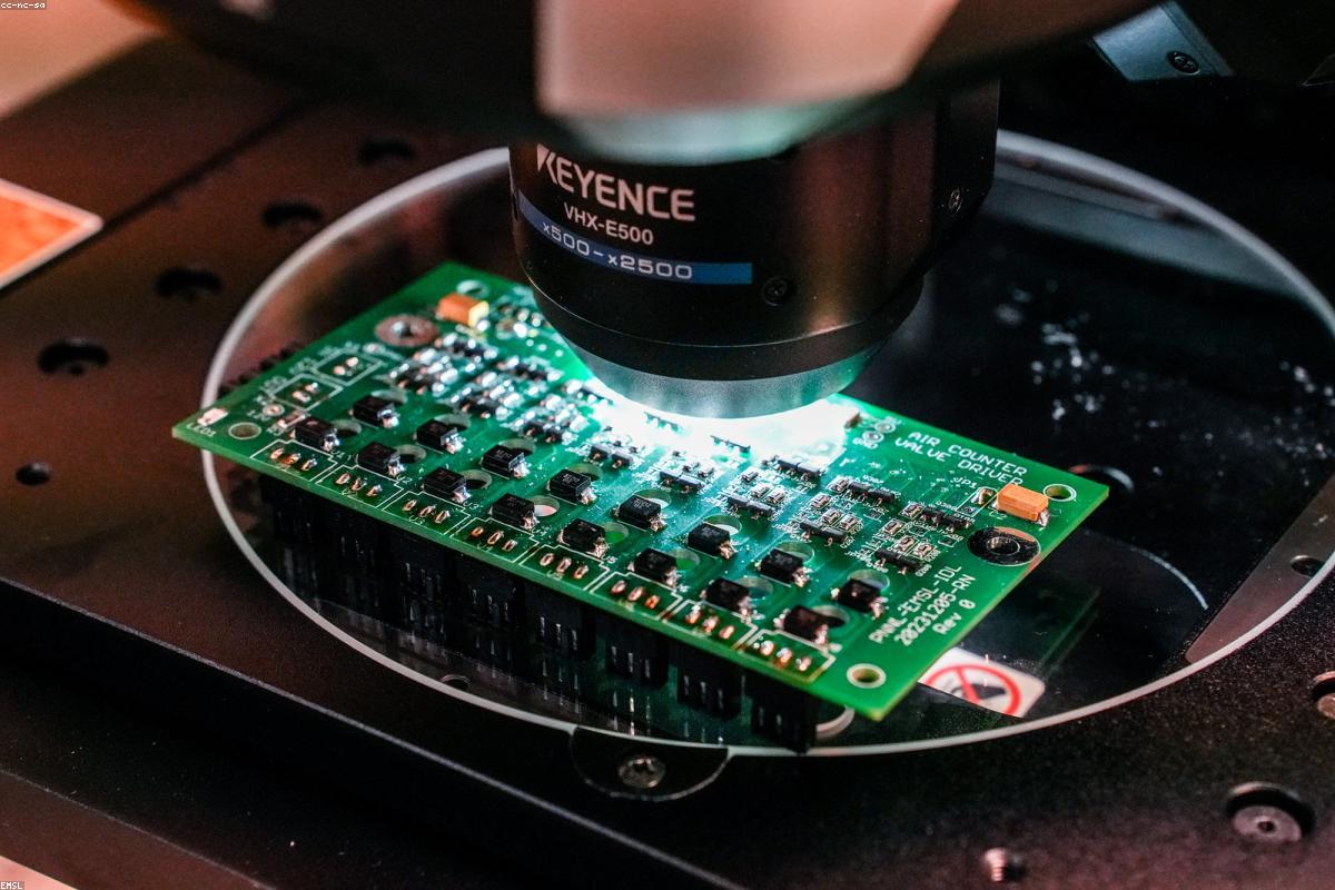 L'Intelligence Artificielle au Cœur de Nos Sociétés : Enjeux et Perspectives d'un Avenir Connecté